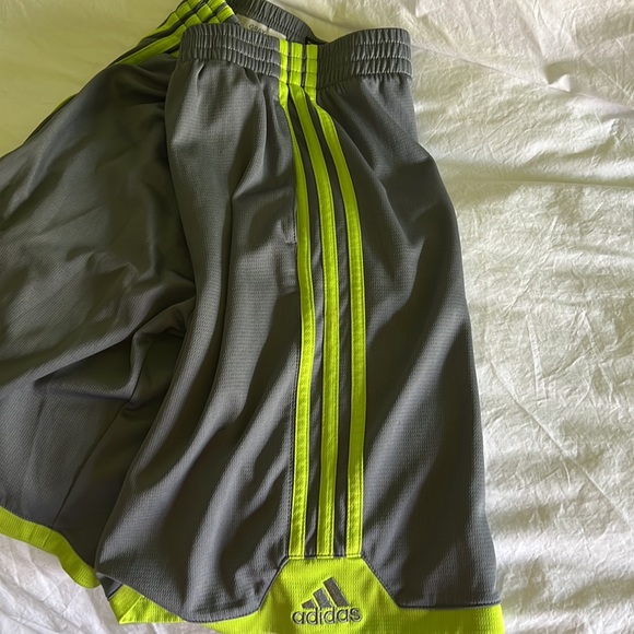 Boys adidas shorts - Picture 2 of 3